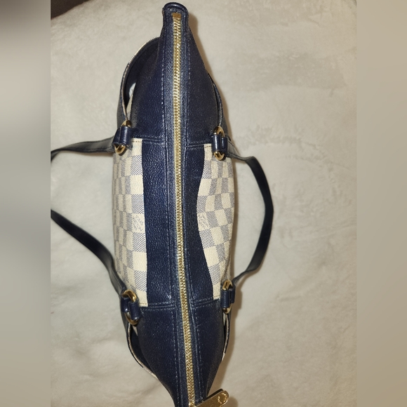 Louis Vuitton Bag. - Picture 9 of 15